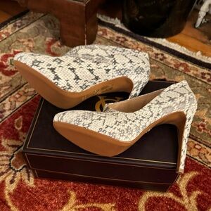 NWT Never Worn Signature Vince Camuto Python Pumps
